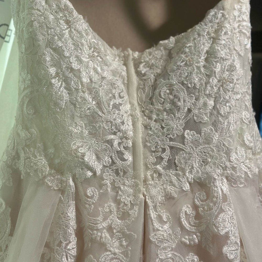 A Line wedding dress - Picture 7 of 12
